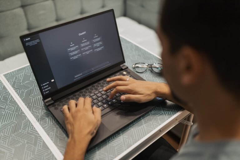 حاسوب محمول يعرض نظام ذكاء اصطناعي