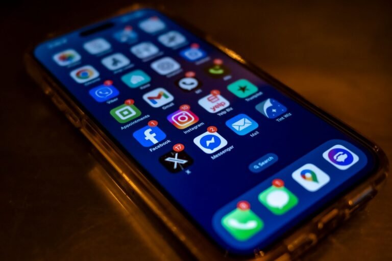 شاشة هاتف تعرض تطبيقات تواصل اجتماعي